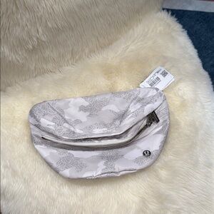 NWT lululemon athletica White City Adventurer Belt Bag